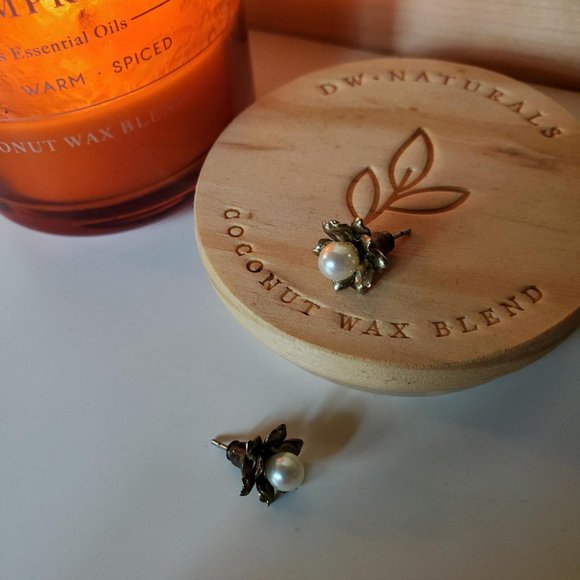 Vintage Floral Gold Tone Faux Pearl Classic Small Stud Earrings - Picture 3 of 9